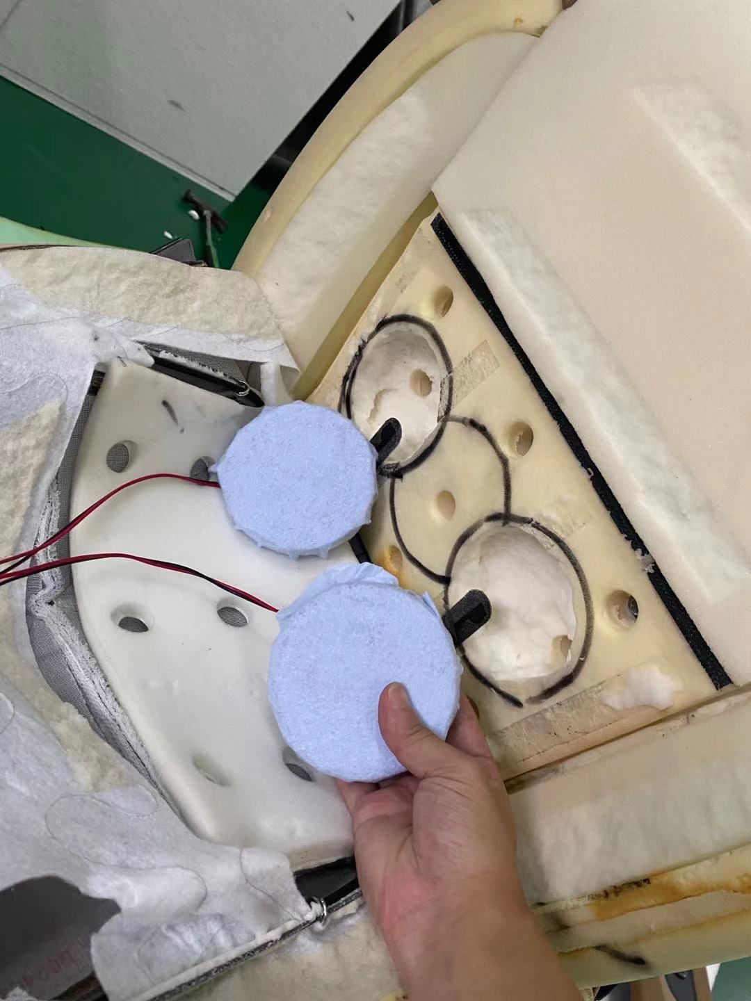 拆機后我們在座椅的A面加裝了體驗音樂核心律動部件，換能器。