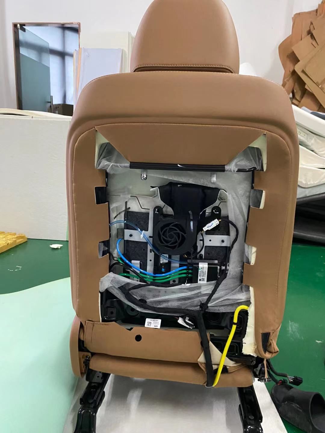 同樣在背部也加裝了換能器。